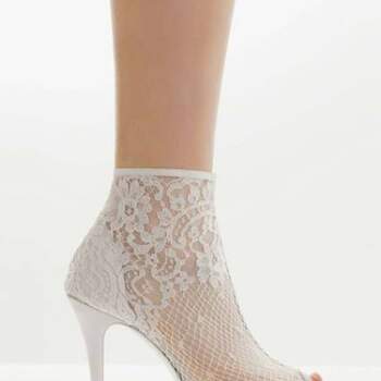 O sapato da noiva deve ser confortável. Além disto, tem que ser lindo para compor o look mais importante do dia! Inspire-se nos lindos modelos de sapatos Rosa Clará 2012.