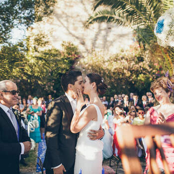 El primer beso como recién casados siempre es especial. Foto: Nano Gallego.