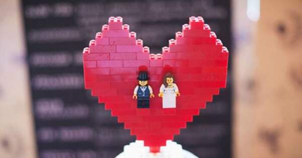 Decorazioni per matrimonio originali: prova con i Lego!