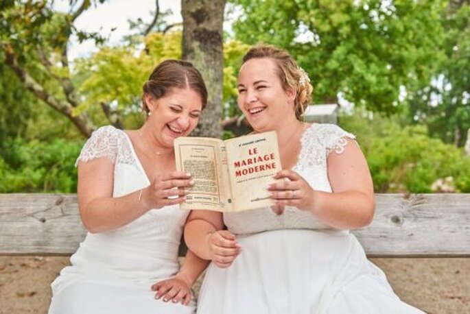 les mariées lisent un livre sur le mariage moderne