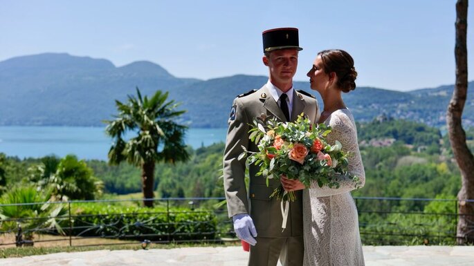 Un couple de mariée devant le lac du Bourget - Domaine Palmariva