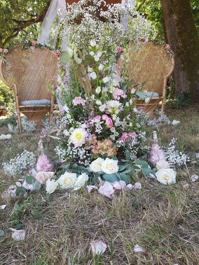 Composition florale pour cérémonie laïque de mariage en extérieur