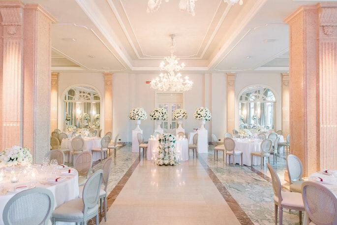 interno, allestimento floreale, tavolo degli sposi allestito per banchetto