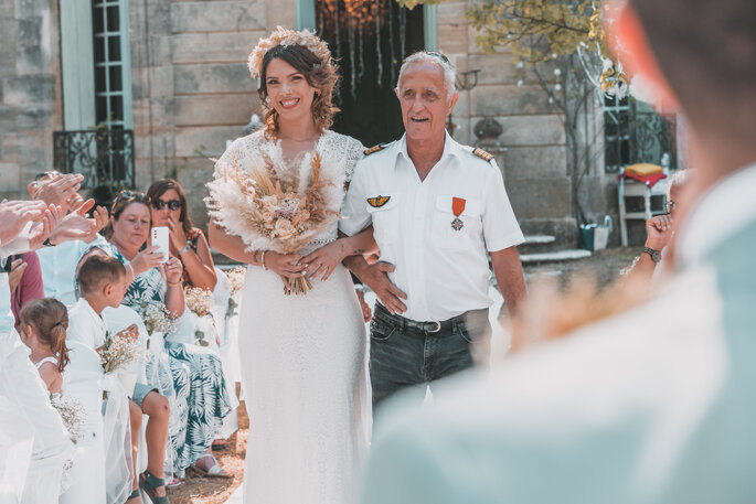 Photo de la mariée accompagnée de son père