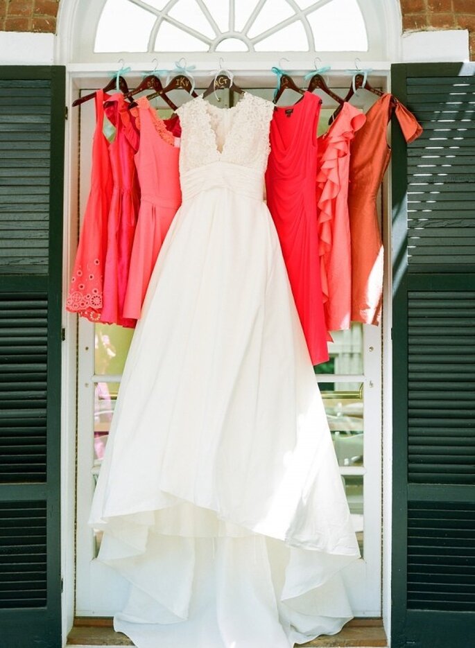 Elige una gama de colores intensos para los vestidos de tus damas - Foto Jodi Miller Photography