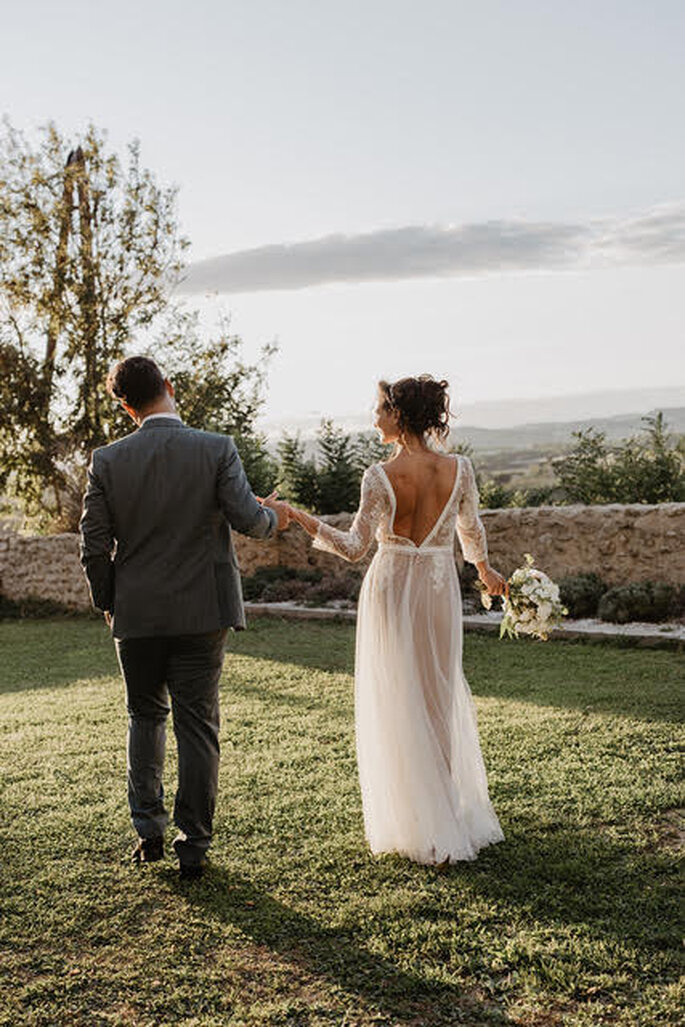 Photo d'un couple de mariés de dos