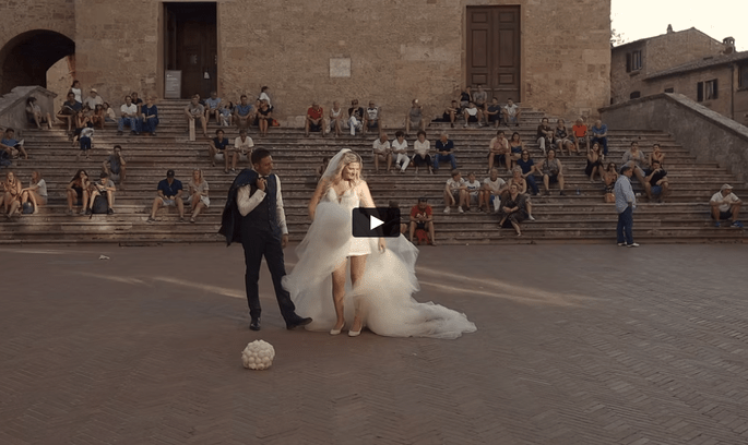 coppia che gioca a pallone in piazza