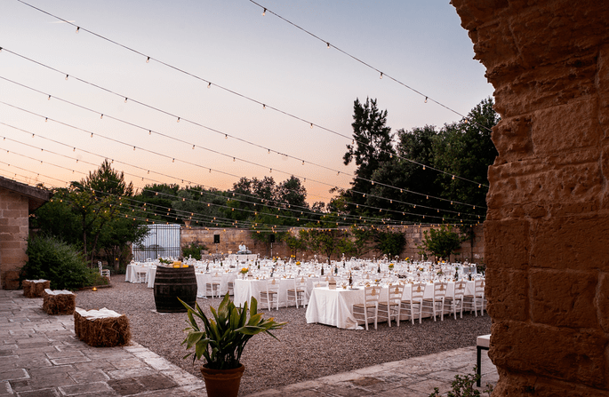 Masseria San Lorenzo, tramonto, tavoli allestiti in esterna