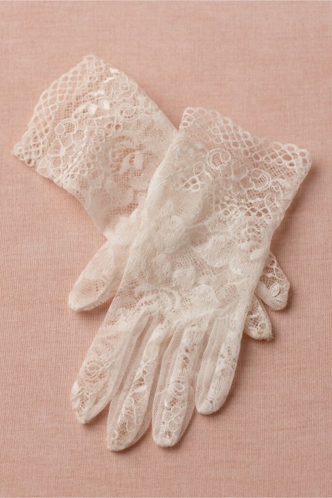 Guantes para novia con estilo elegante y textura calada para una novia soñadora - Foto BHLDN