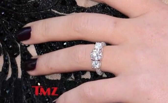 Anillo de compromiso de Perrie Edwards - Foto TMZ YouTube