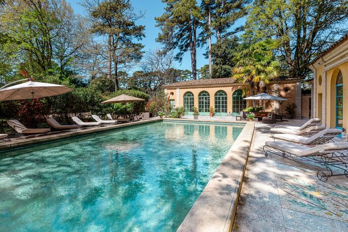 Un lieu de réception avec une piscine - Château de Beauregard