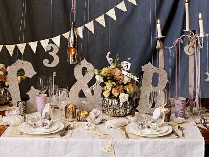 Decoración de mesa de boda con letras. Fotografía BHDNL