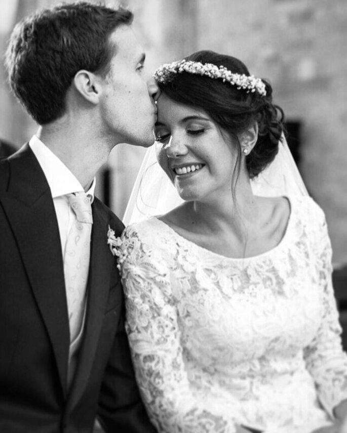 sposo bacia la sposa sulla fronte