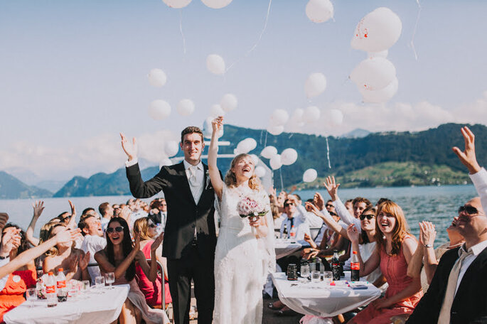 Die Hochzeitsgesellschaft von Elena & Ralf bei der Feierlichkeit am See vor dem Schloss Meggenhorn unter freiem Himmel.