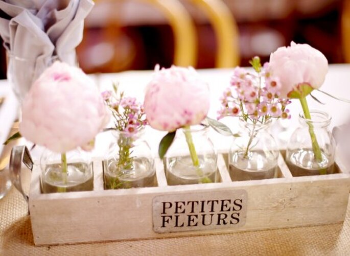 Centros de mesa con flores rosas hechos con inspiración vintage - Foto Jen Lynne