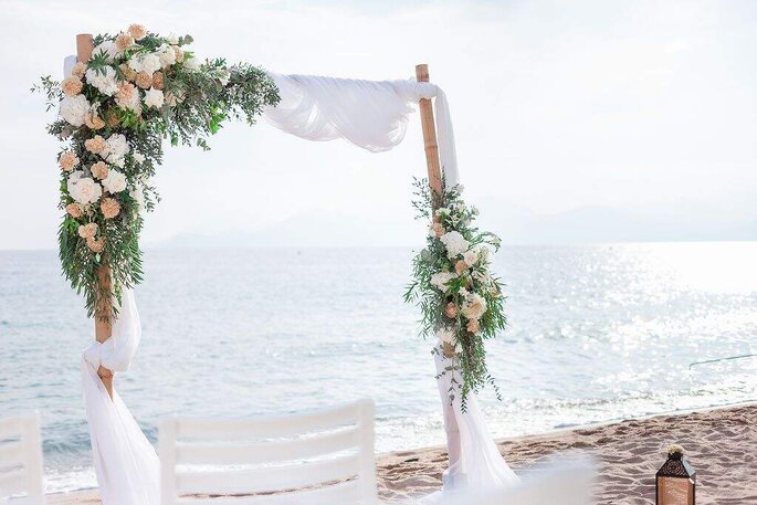 Arche fleurie pour une cérémonie laïque sur la plage