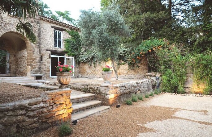 Un lieu de réception provençal avec une terrasse et un jardin pour votre mariage 