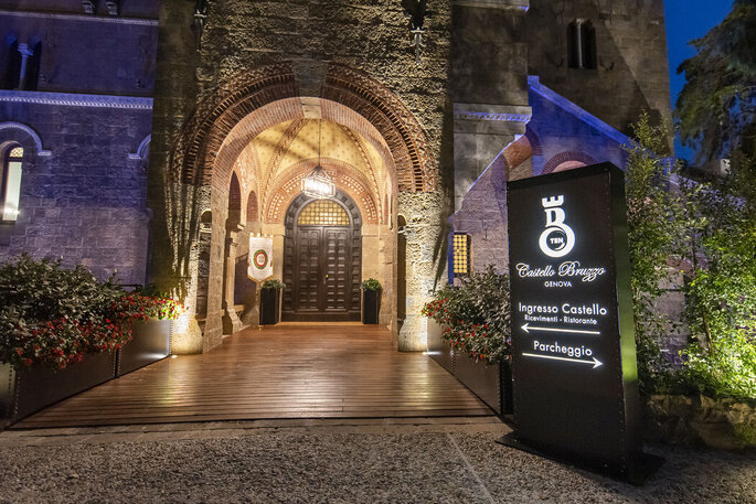 veduta serale dell'entrata al Castello Bruzzo