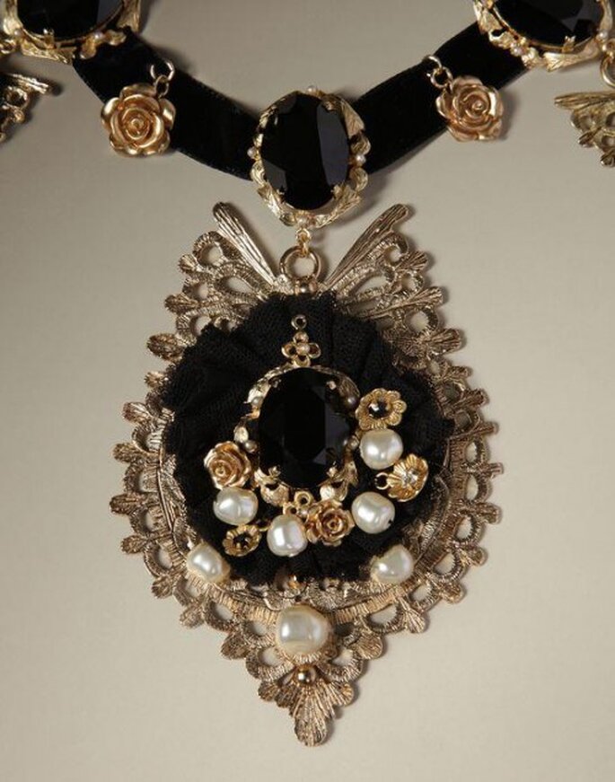 Collier de mariée de couleur noire, avec des pierres précieuses et des perles - Photo Dolce & Gabbana