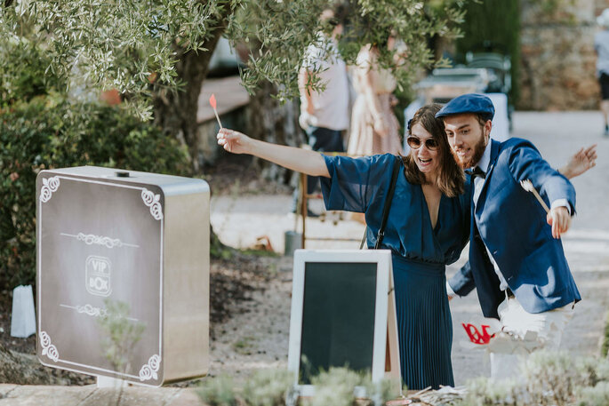 Des invités de mariage posent devant le photobooth - Vip Box 