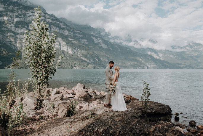 Brautpaar vor einer Bergkulisse, fotografiert von Helen von Saurma Photography