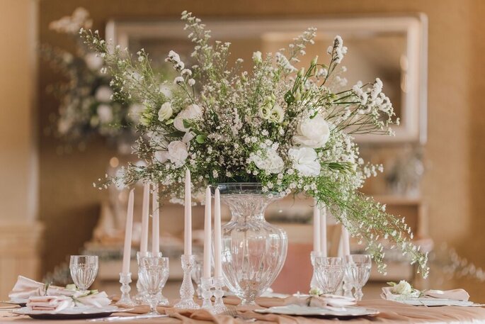 bouquet de fleurs sur table de mariage