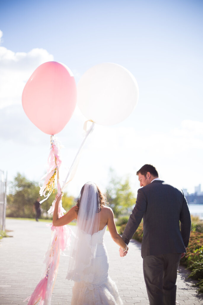 Chevron, dorado y pink en una boda moderna cerca de las nubes. Foto: Hannah Persson Photography