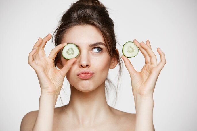 mujer ojos pepino tratamiento casero