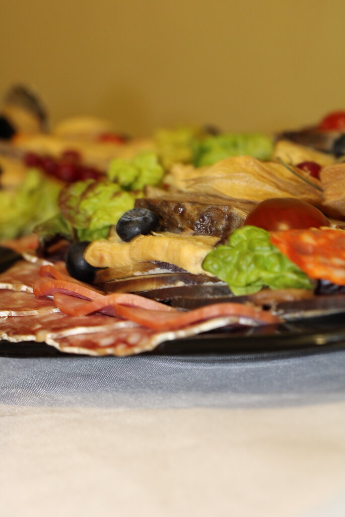 une plancha à déguster avec du saucisson et des légumes - Teemout's 