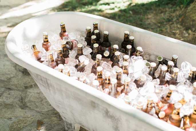 banheira cheia de cervejas bebidas com gelo casamento