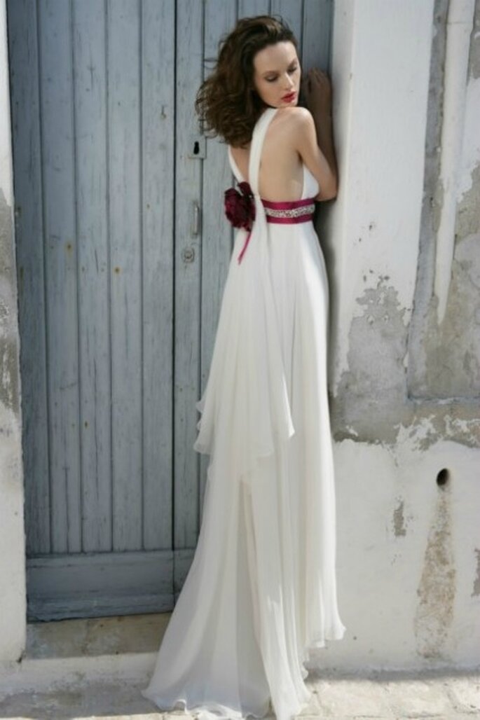 Vestido de novia 2012, silueta de imperio con una flor en la espalda