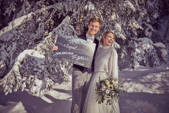 Brautpaar bei winterlicher Hochzeit, geplant von 4 weddings& events
