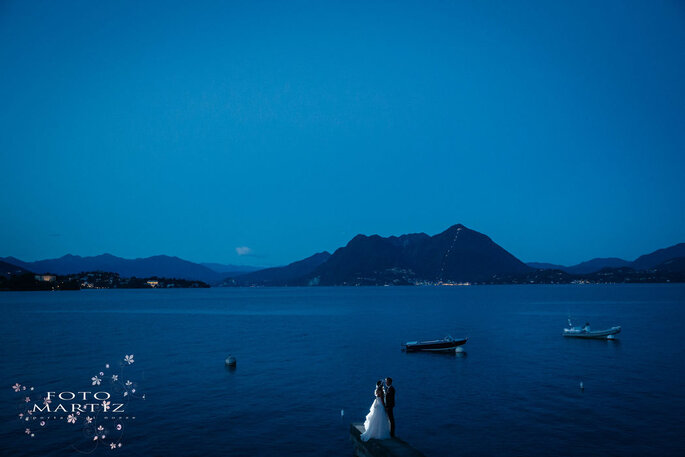 paesaggio lago su sfondo notturno, sposi 