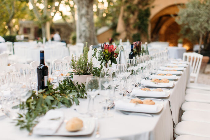 Table dressée pour un banquet de mariage en plein air
