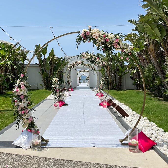 ingresso, struttura a cerchi decorata con fiori, simmetria