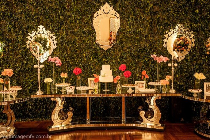 Mesa de doces luxuosa, de espelho, com cristal e espelhos venezianos