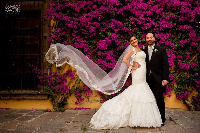 Rosa bugambilia en todo su esplendor: La boda de Jimena y Pablo enmarcada  en color
