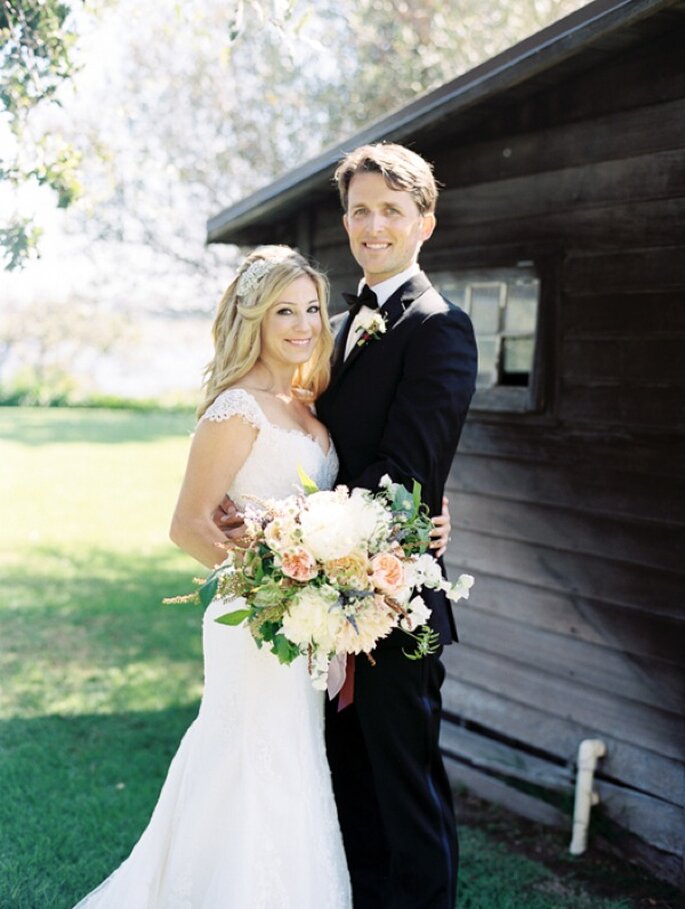 A wedding in a magical garden with colorful touches - Photo:  Harmony Loves