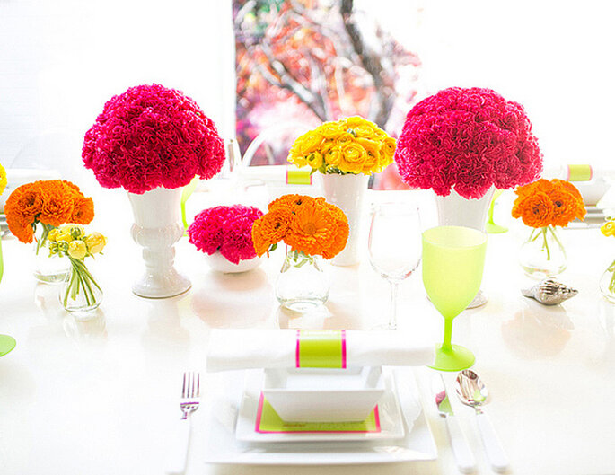 Decoración con flores en colores neón para tu boda. Foto: Cathrin D'Entremont Weddings