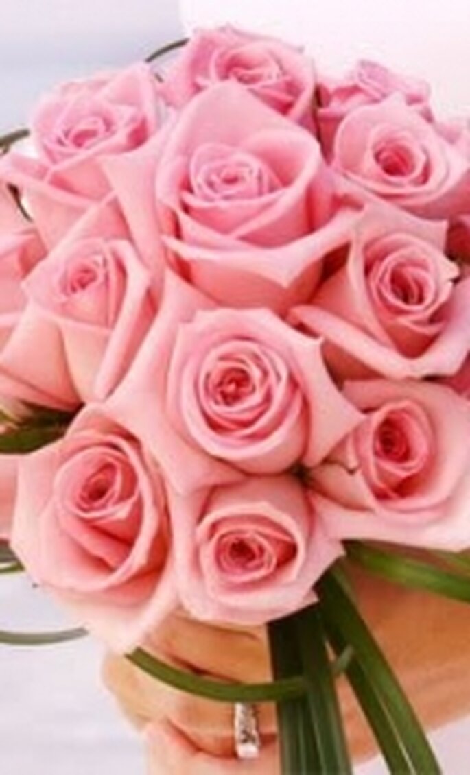 Um bouquet de noiva com rosas claras