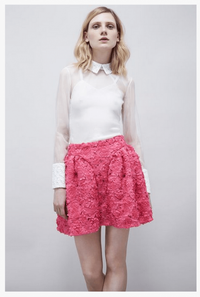 Falda corta texturizada en color rosa intenso con blusa en tono blanco - Foto Jil Stuart