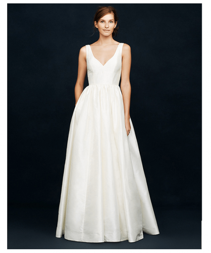 Vestido de novia con corte en línea A, cuello uve y tirantes gruesos - Foto JCrew