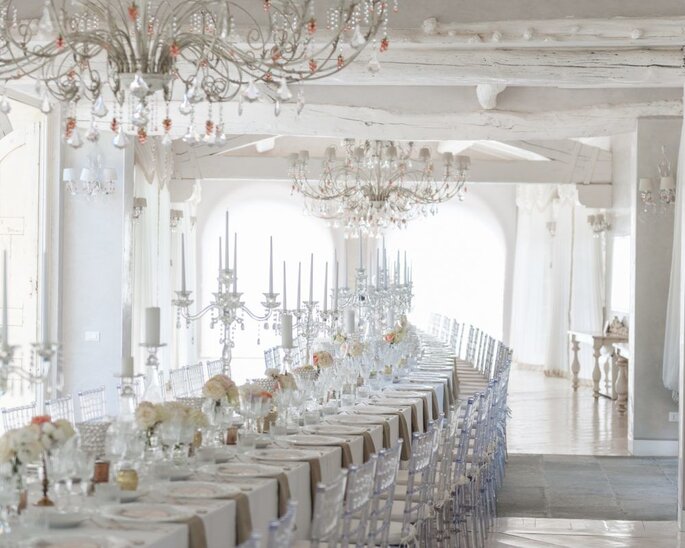 Giulia B Wedding Planner allestimento tavolo in interno, candido, lampadari cristalli, candelabri