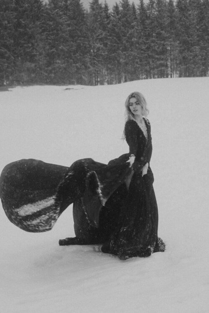 Schwarzes Kleid Braut im Schnee