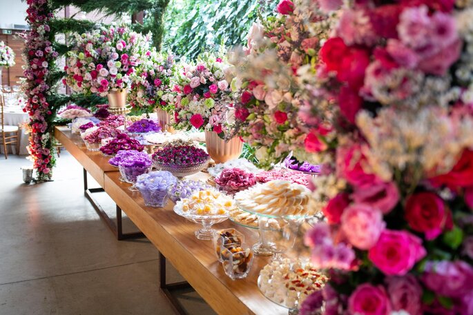 Mesa de doces em rosa e roxo