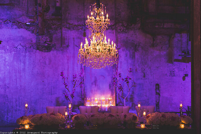Candelabro elegante en la decoración de la boda. Foto: Avangard Photography