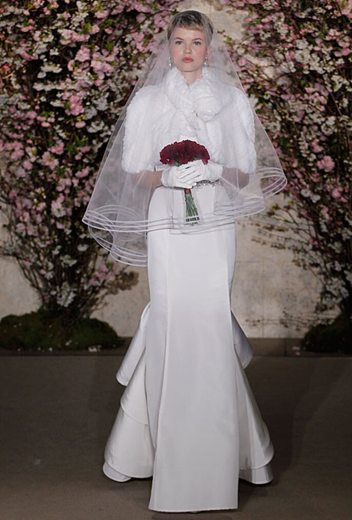 Vestido de novia de seda corte sirena simétrico, lleva bolero. Oscar De La Renta