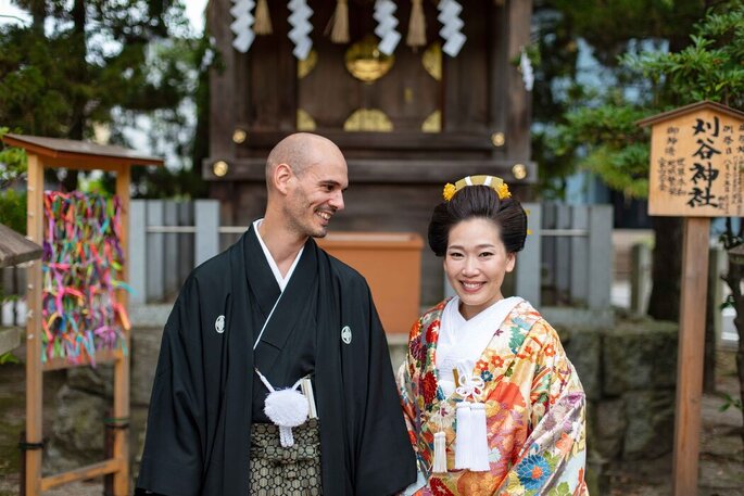 les mariés vêtus de leurs habits traditionnels japonais