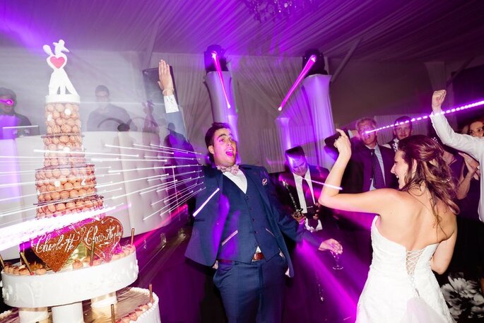 Les mariés dansent - des éclairages violets en toile de fond - Sonor 