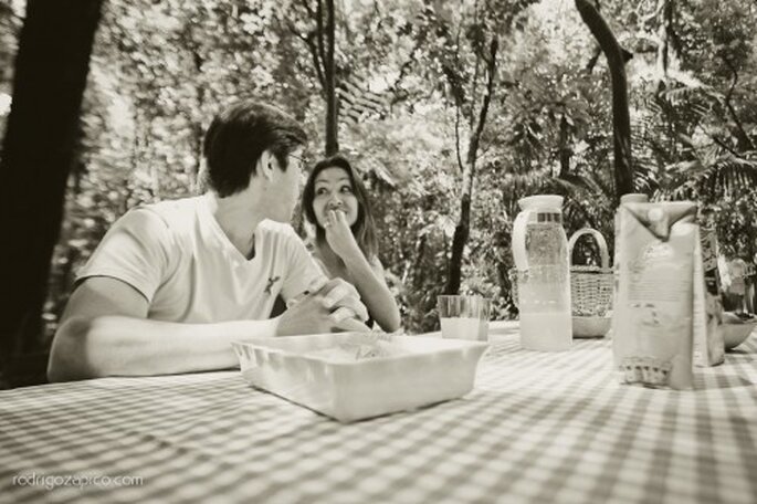 Fotografía casual en pareja durante un picnic. Foto: Rodrigo Zapico